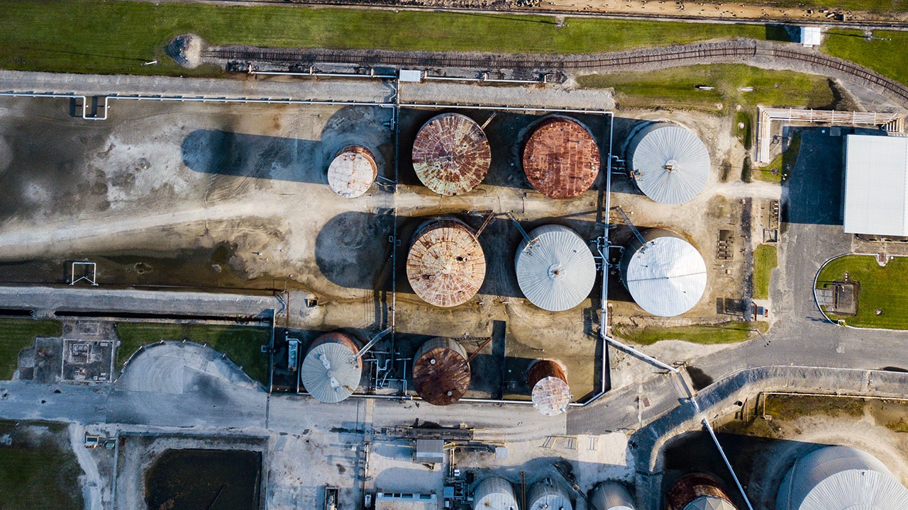 Refinery with storage tanks